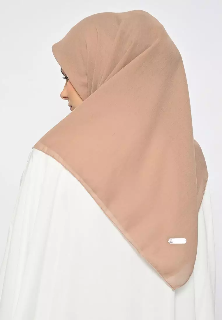 Hijab Segi Empat Voal Anabela Eyelash Tan
