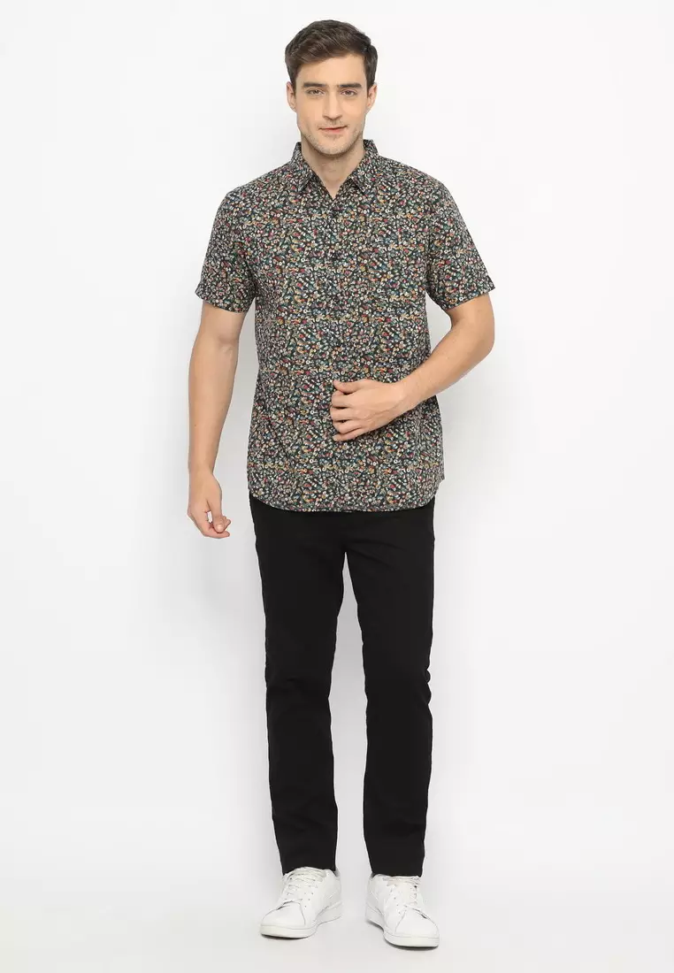 POLICE Kemeja Abstrak Printing Hitam Regular Fit Pria