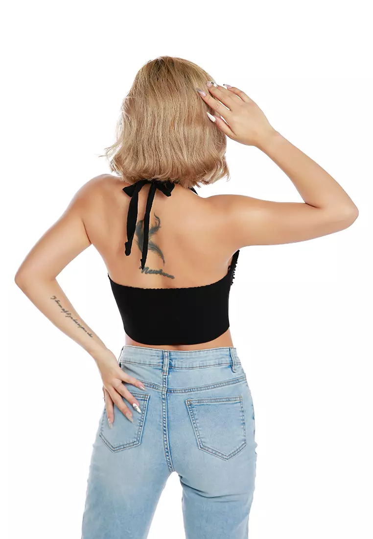 Atasan Leher Halter Rajutan Trim Mutiara dalam Warna Hitam