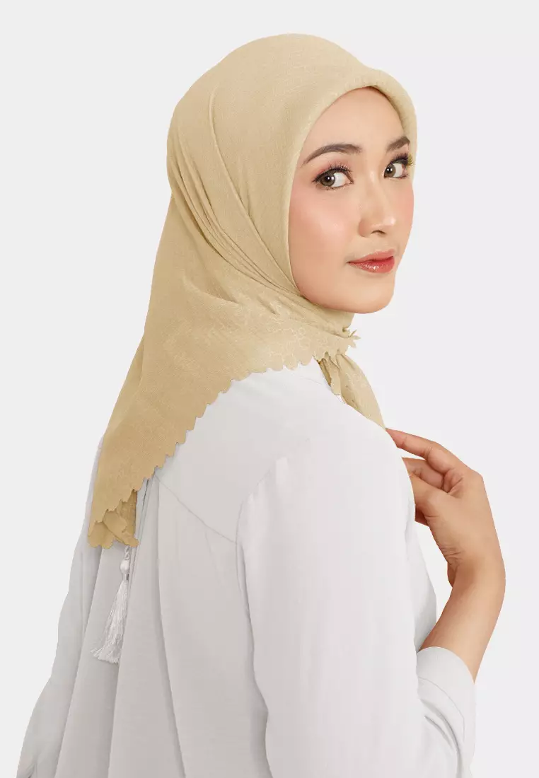 Cotton Bee - Hijab Segiempat Rayyansa Tassel Emboss Lasercut 