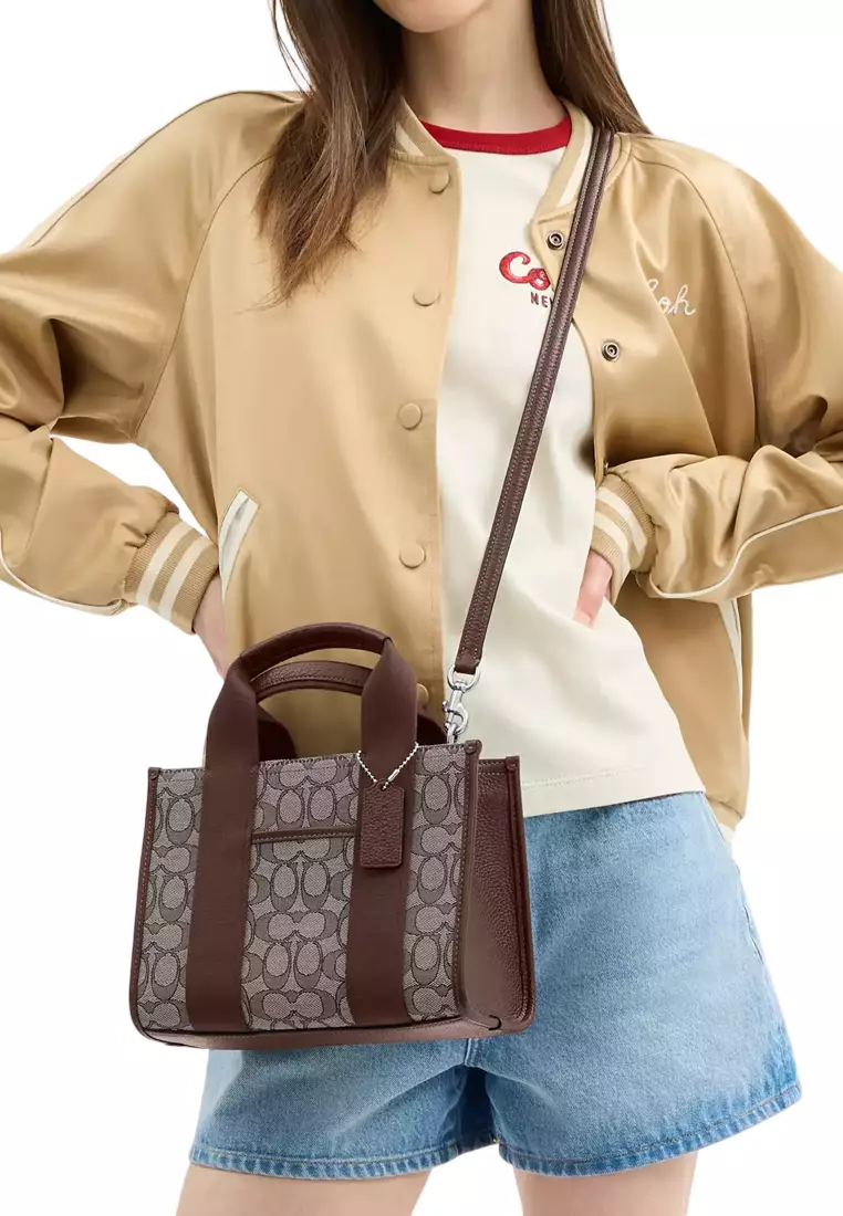 Smith Tote Bag 24 In Signature Jacquard - Oak/ Maple CAR78