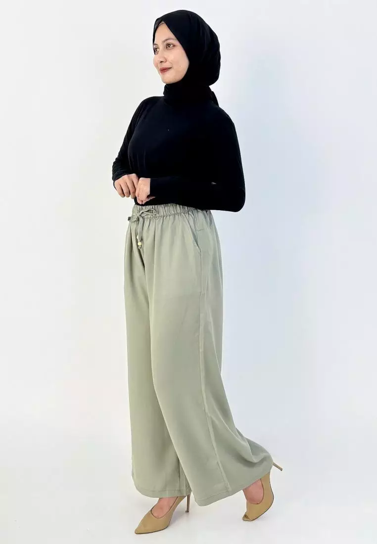 külot va sutyen kiygan ayol