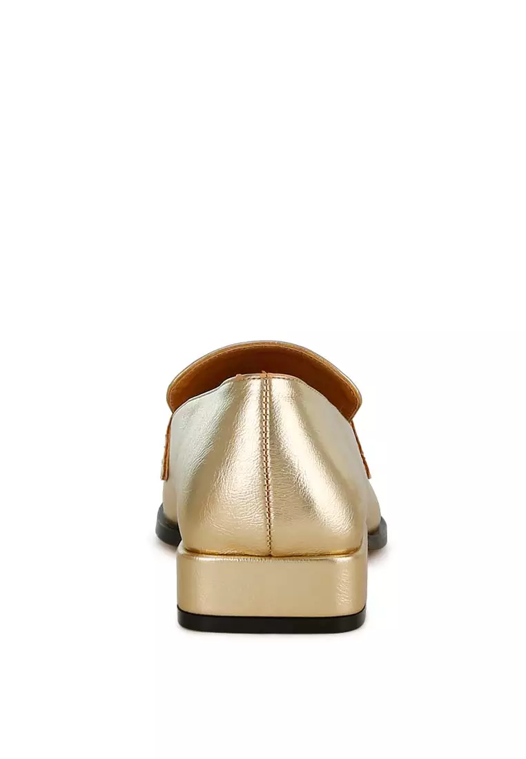 Sepatu Penny Metalik dalam Warna Emas