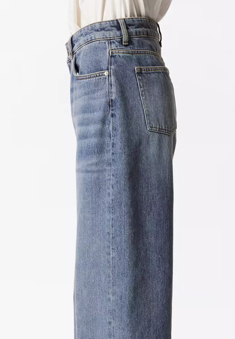 Relaxed Wide-Leg Jeans