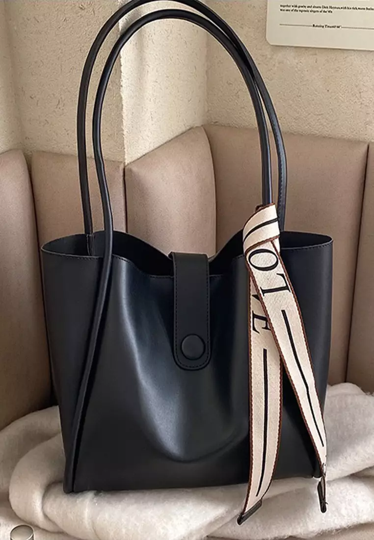 【新品未使用】everyone Vincent TOTE BAG BLACK Punch Tote Bag in Crackle Patent Leather in BLACK