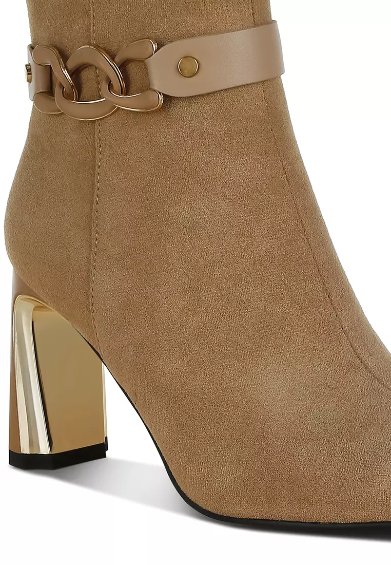 米色鏈條腰帶細部踝靴