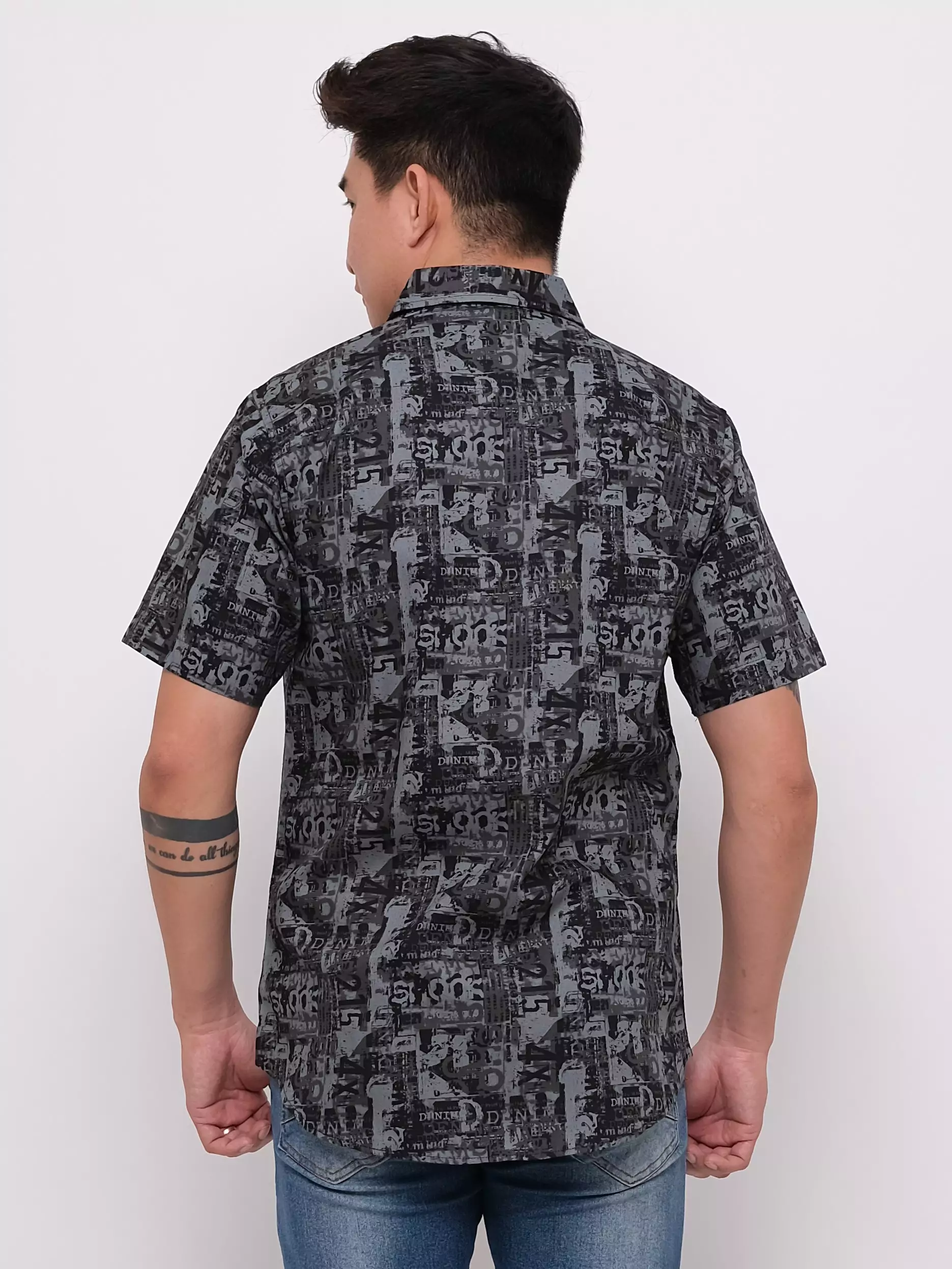 Kemeja Slim Fit Lengan Pendek Hitam Motif 16829