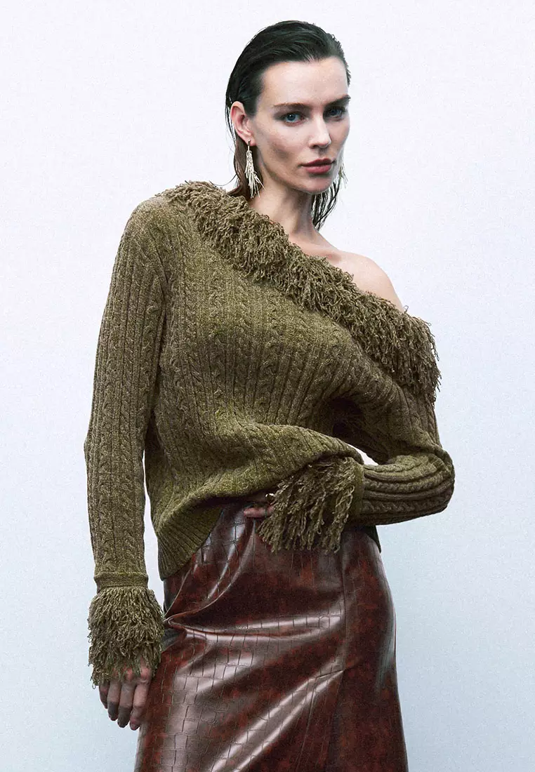 UR冬季新款女装时髦斜肩领肌理感流苏针织衫UWJ940042