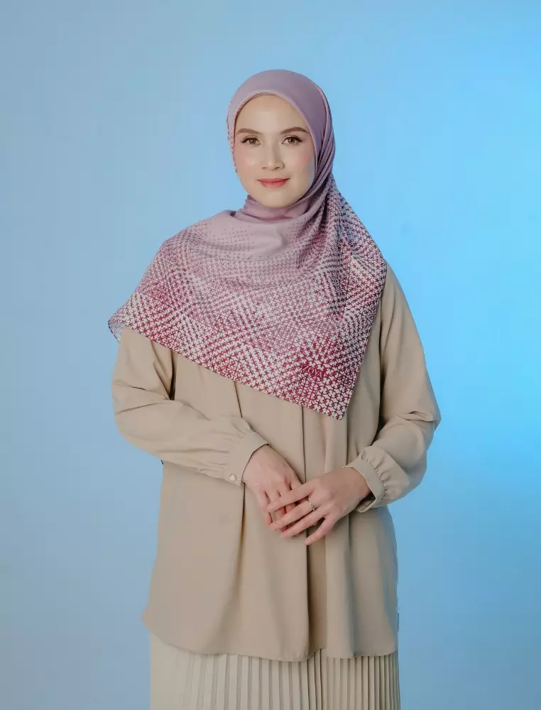 AUZORA Scarf Maroon - Kerudung Hijab Segiempat Motif With Pouch Ziplock - Bahan Poly Fine - Ukuran 110x110