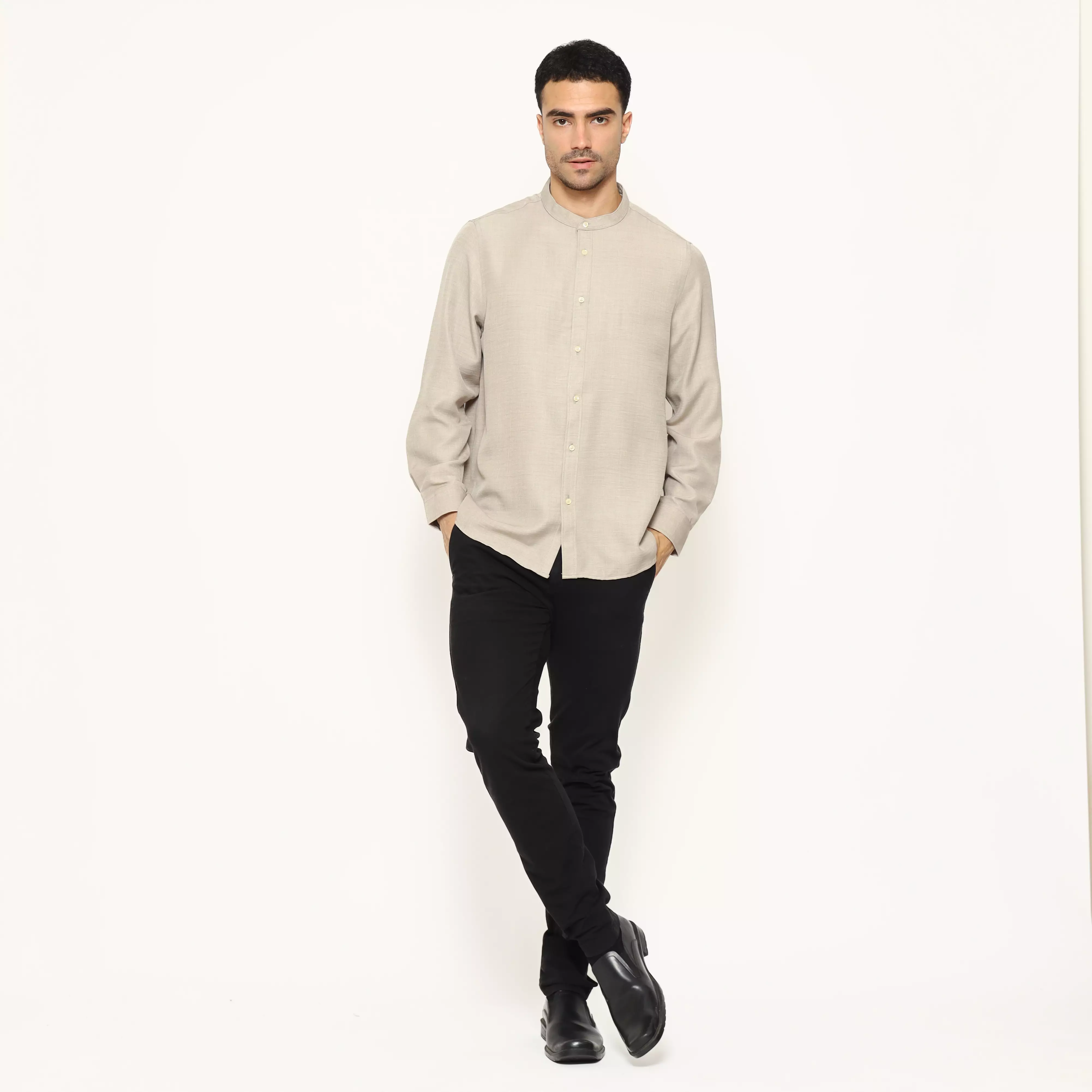 Lawell Baju Koko Pria Polos Lengan Panjang Slim Fit Warna Beige | ESPRIT