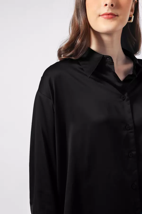 MINIMAL - Nourra - Kemeja Satin Relaxed Fit - Black Colour Black