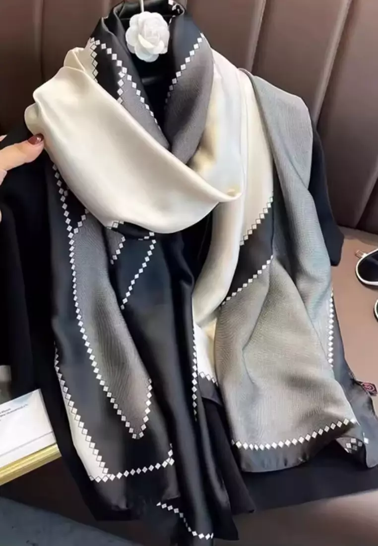 Aksesoris Wanita Lines Silk Large Size Pashmina Syal Wanita Black & White