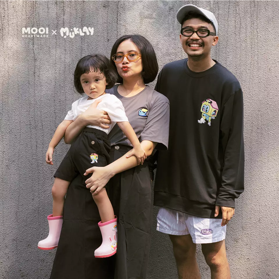 Mooi X Muklay Sweater Dewasa Unisex Sweater Basic Adult - Black