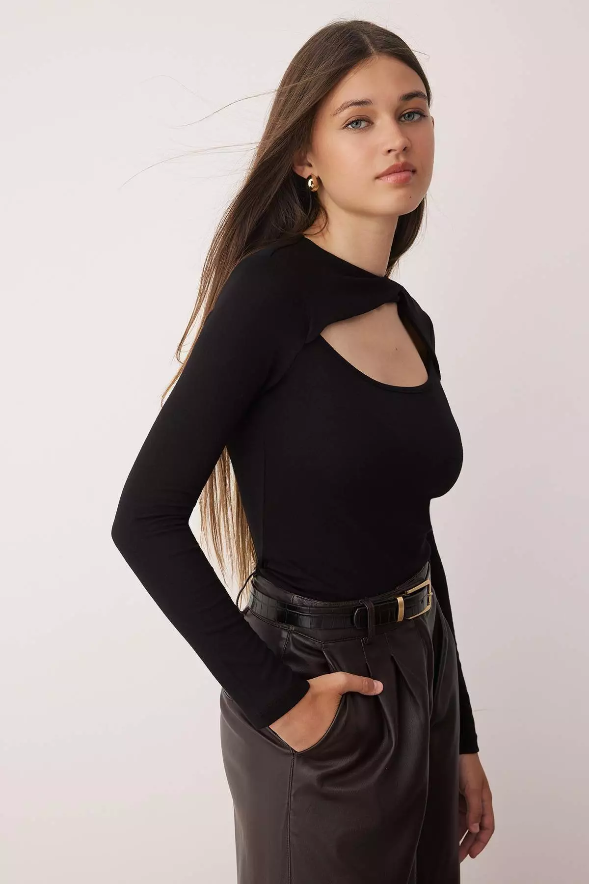 Black Cut Out Detailed Body-Smoothing Soft Touch Flexible Knitted Blouse Twoaw26Bz00126