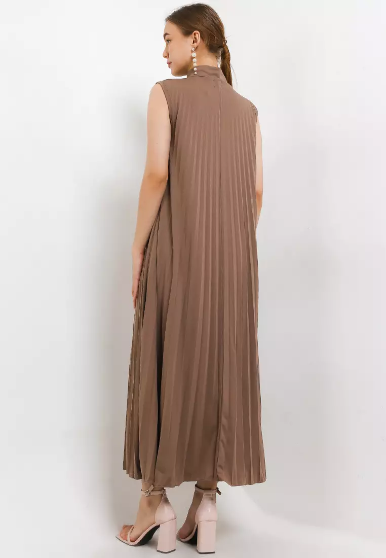 Highcollar  Pleated Sleeveless Long Dress