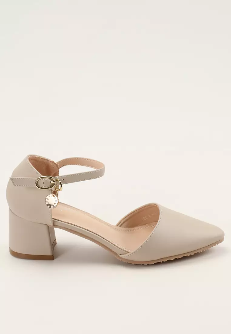 Low heel shoes nude top