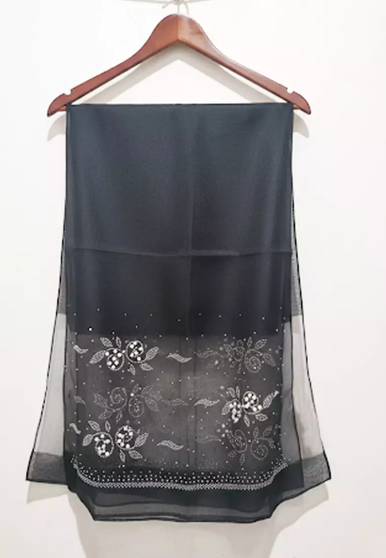 Aksesoris Syal Pesta Wanita Pearly Studs Embellish Floral Silk Shawl Syal Sutra Wanita Evening Shawl Black & Silver