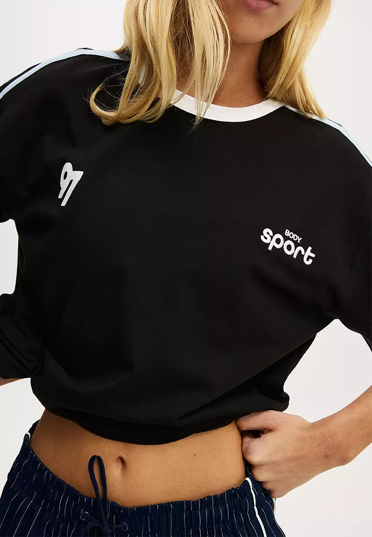 - adidas originals<br>- Didesain khusus untuk lifestyle<br>- Kaos detail Signature 3-striped dengan logo trefoil embroidery <br>- Kerah bulat<br>- loose fit<br>- Slip-on style<br>- Lengan pendek raglan<br>- Katun