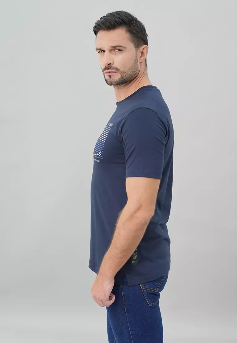LGS - Kaos Casual Pria Lengan Pendek Warna Navy Gambar Sablon Slim Fit - JTS.322.S3206F.01.C