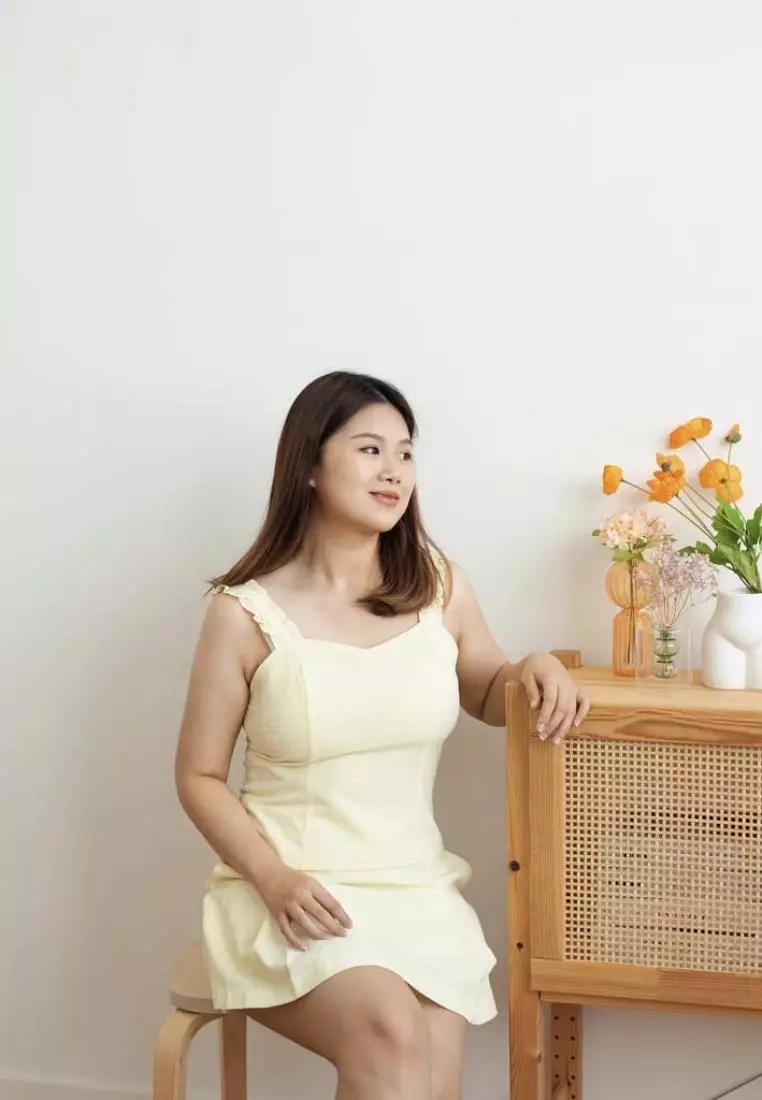 SHORT SKIRT WITH SLIT