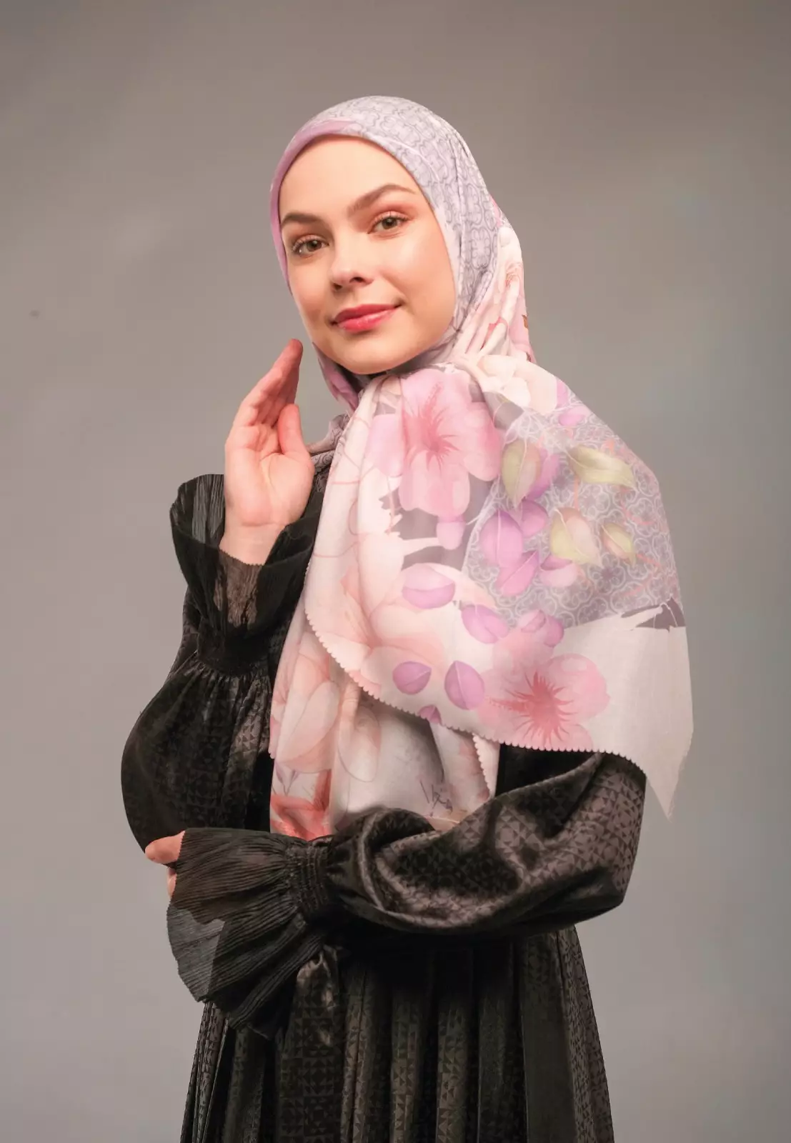 Izara Printed Scarf Ice Grey | Hijab Segi Empat Motif