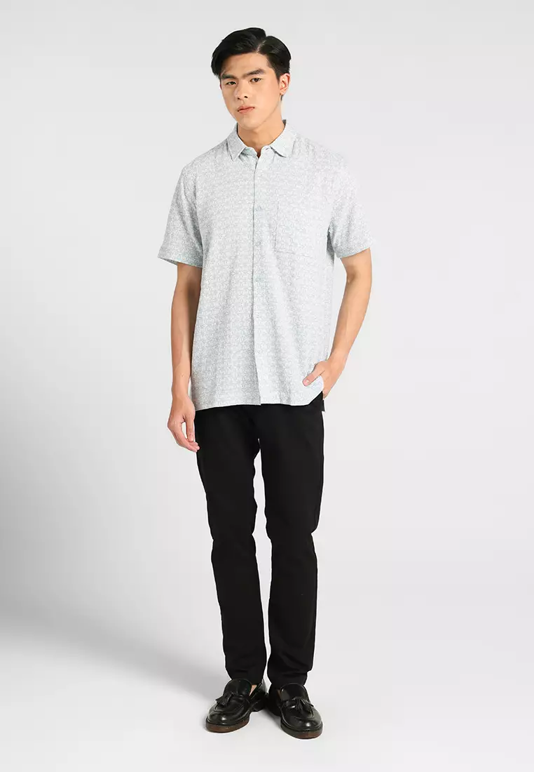 MANZONE - Kemeja Dobby Lengan Pendek Pria Benedict Modern Fit - Light Blue Warna Blue_Light