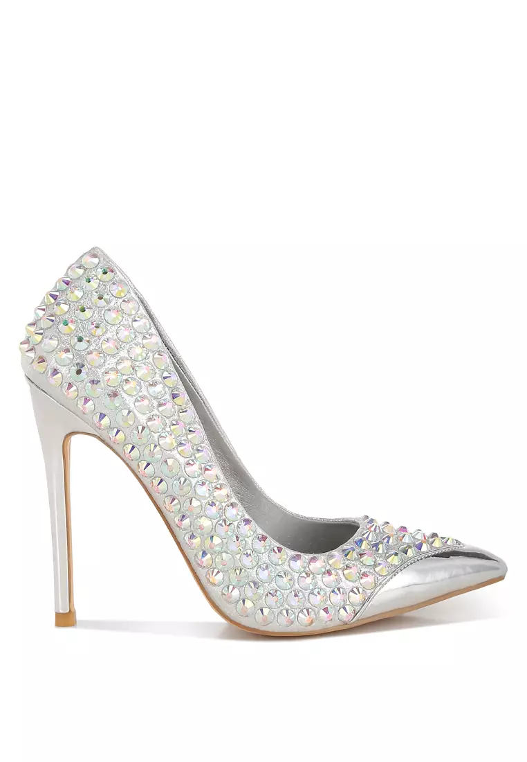Sepatu hak stiletto berhias berlian imitasi berwarna perak
