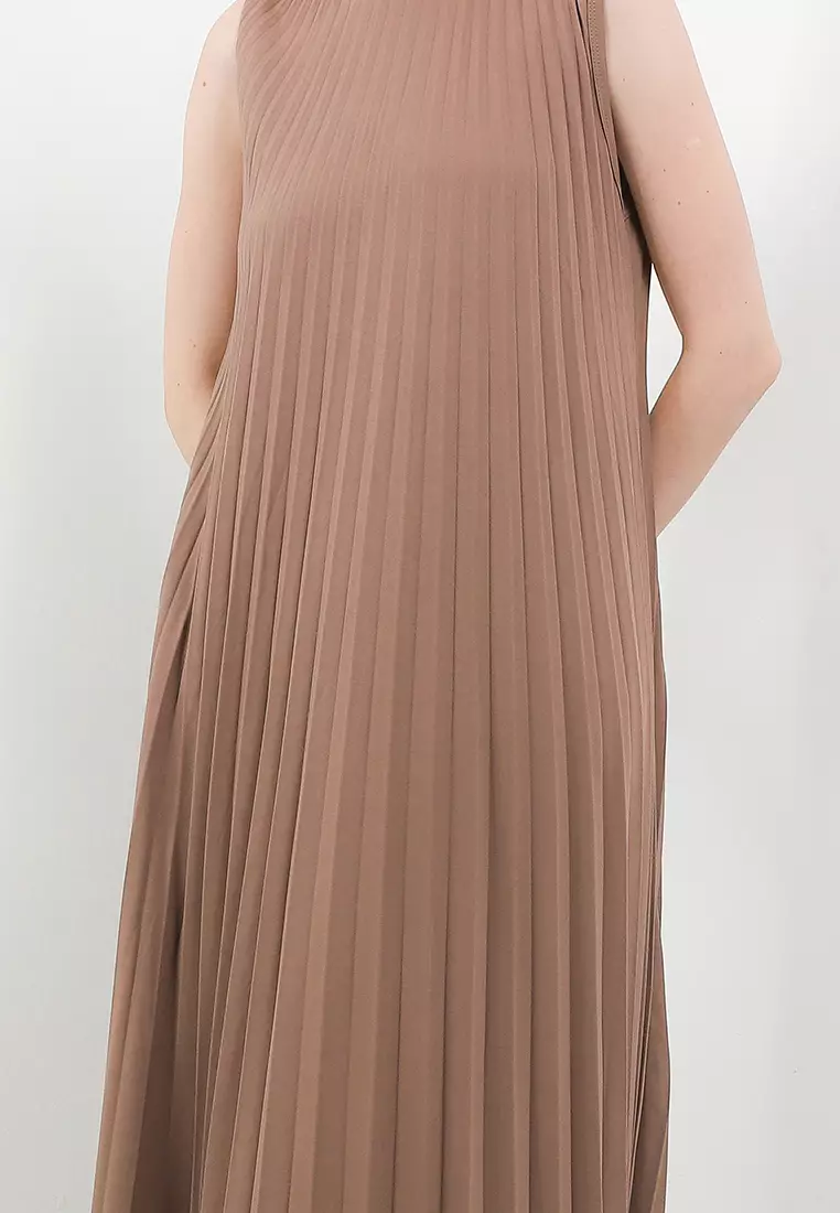 Highcollar  Pleated Sleeveless Long Dress