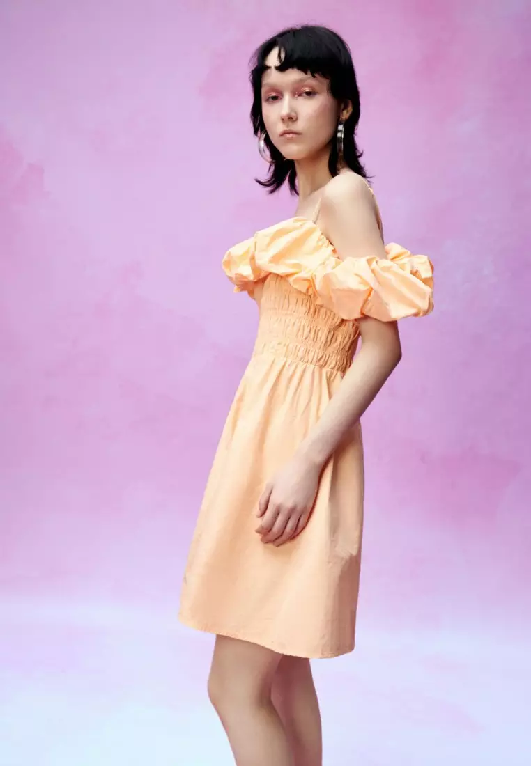 女装甜美纯欲风缩褶打揽露肩宝藏连衣裙