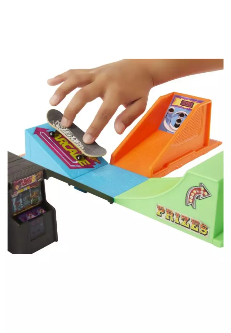 Hot Wheels Skate Arcade Skatepark With Tony Hawk Fingerboard & 1 Pair Of Shoes