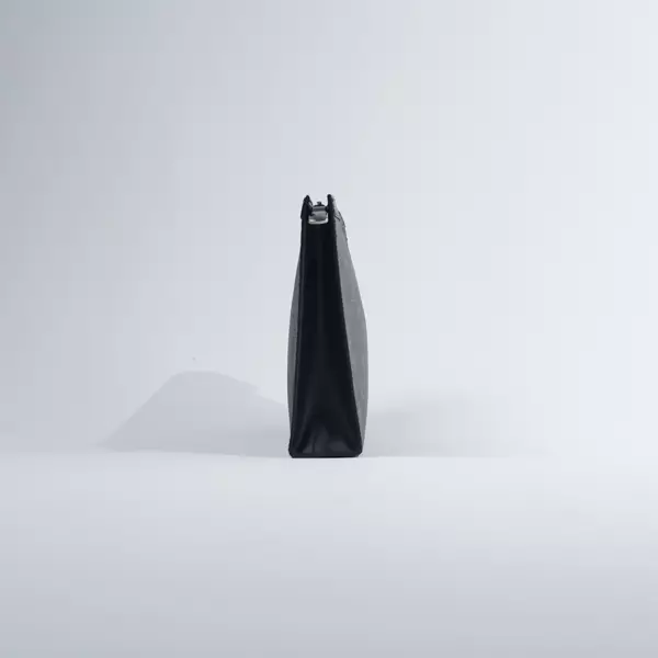 Tas LOUIS VUITTON LV ECLIPSE VOYAGE BLACK POCHETTE CLUTCH 100% ORIGINAL