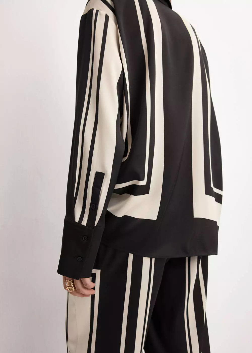 Blus satin bermotif