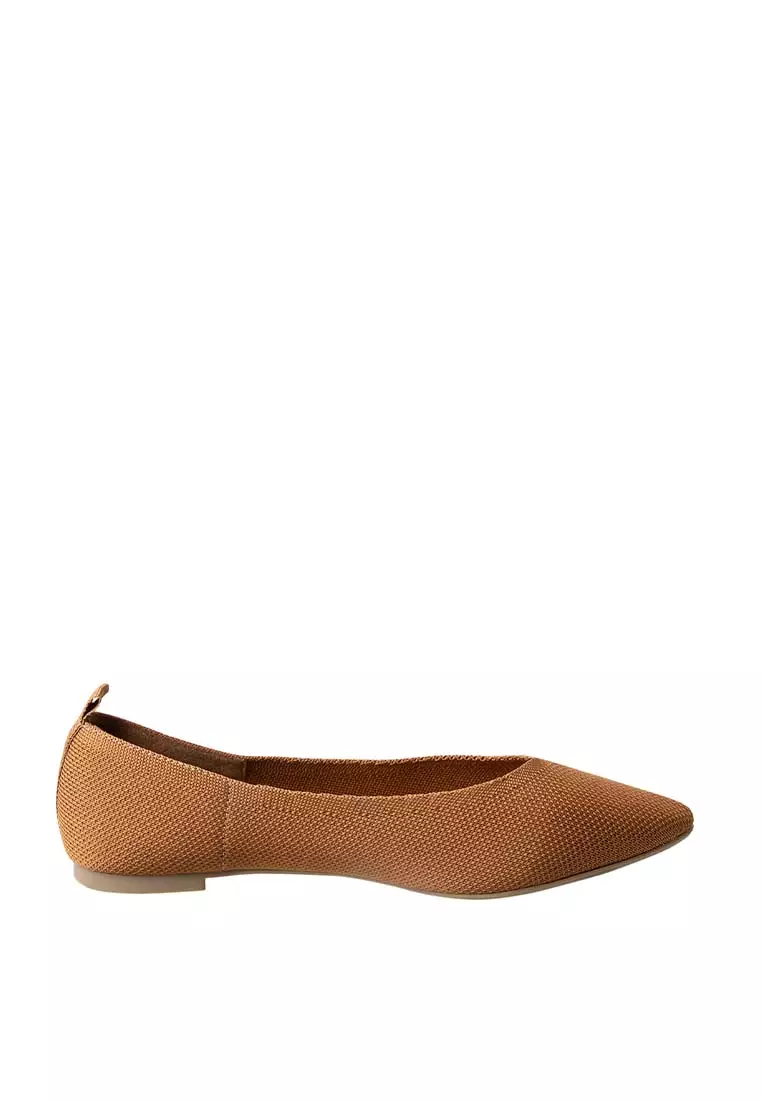 Wide width pointed store flats