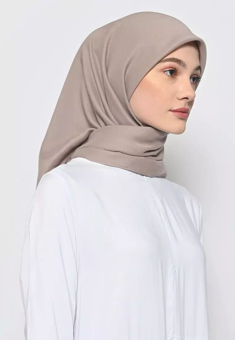 Hijab Segi Empat Voal Lily Jahit Tepi Tan