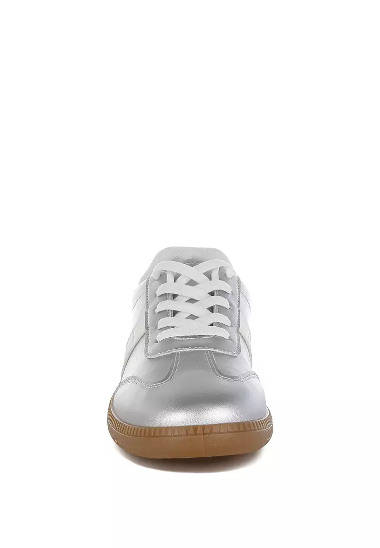 Sepatu Kets Metalik Bertali Warna Silver