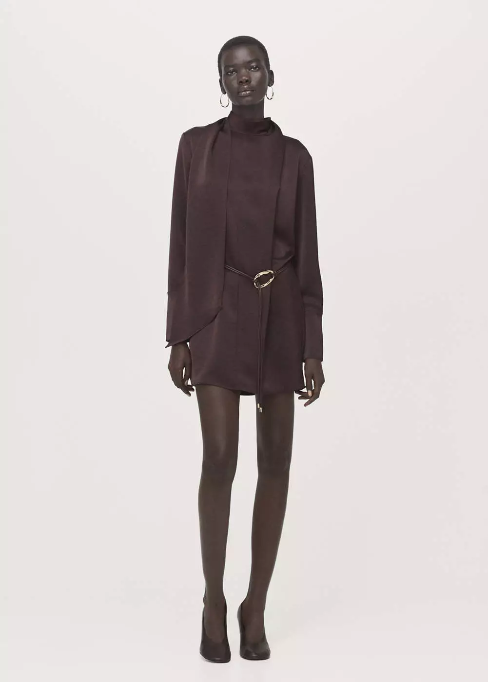 Gaun satin dengan aksen syal