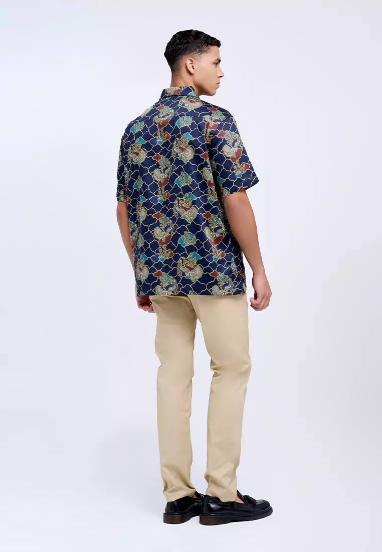 MANZONE - Kemeja Batik Lengan Pendek Pria Cakrayudha 05 Comfort Fit - Navy Warna Navy