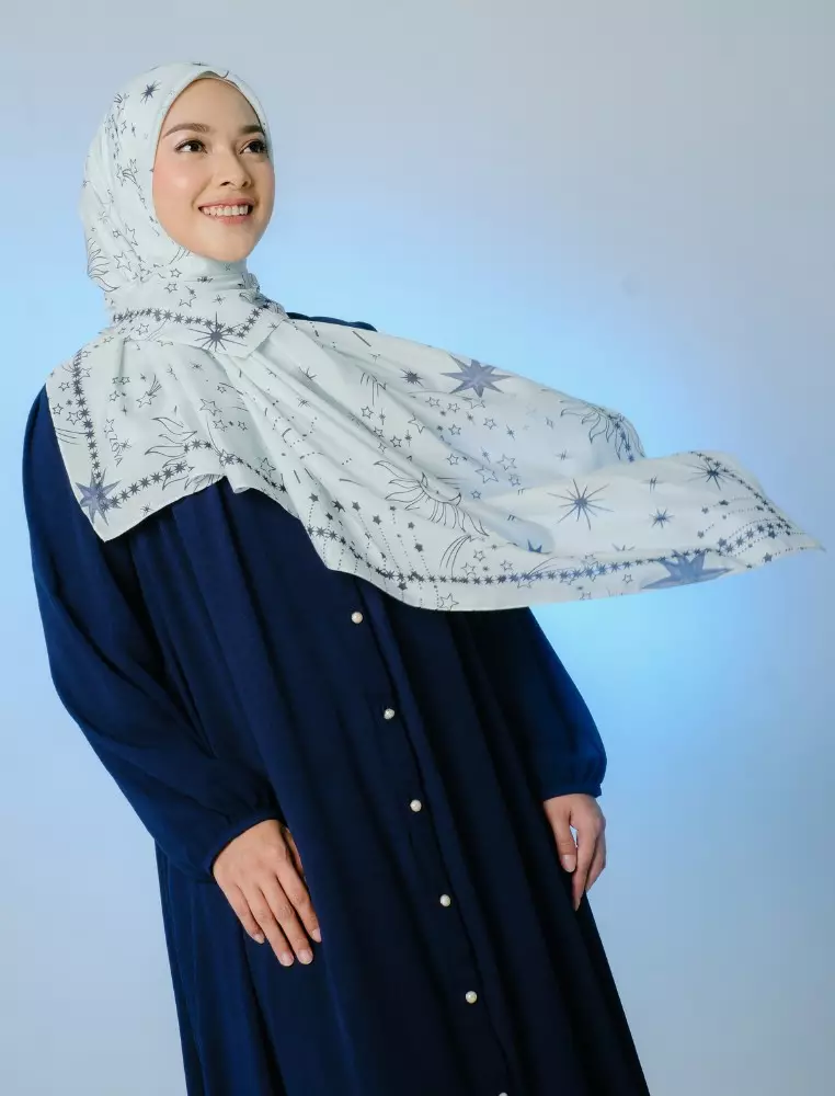 AMBERLY Scarf Offwhite - Kerudung Hijab Segiempat Motif With Pouch Ziplock - Bahan Poly Fine - Ukuran 110x110