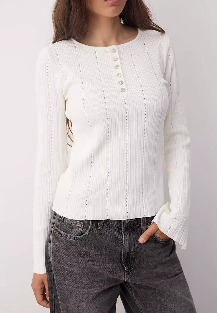 Ecru Fitted/Fits Body Spanish Sleeve Thin Knit Sweater
