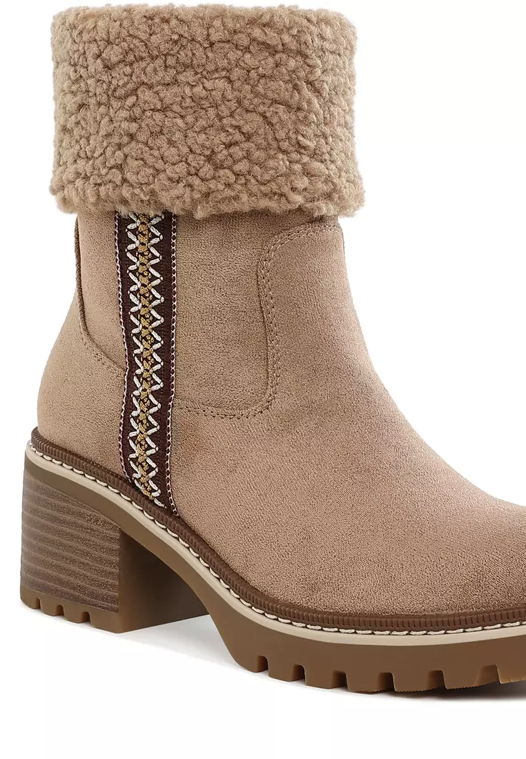 米色人造毛皮和刺繡細節靴子