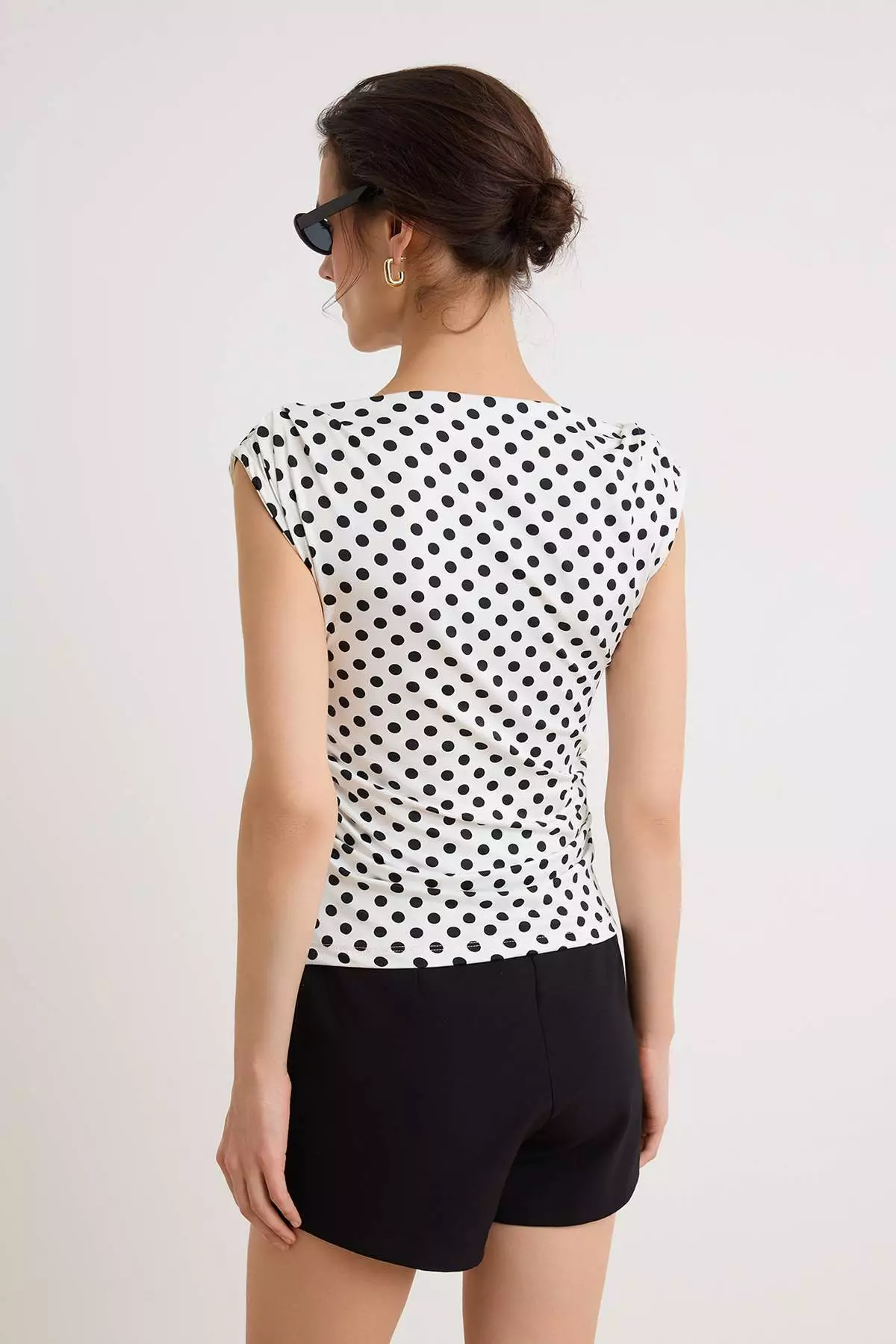 Ecru Polka Dot Fitted Boat Neck Sleeveless Gathered Knitted Blouse Twoss26Bz00979