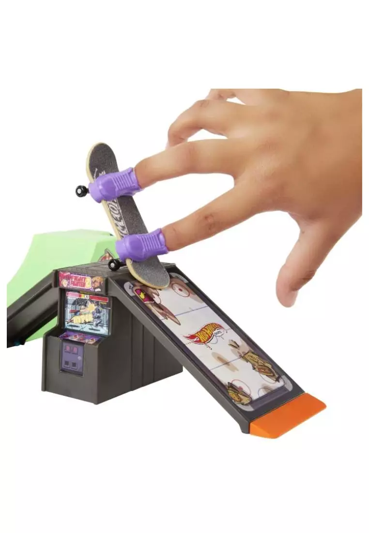 Hot Wheels Skate Arcade Skatepark With Tony Hawk Fingerboard & 1 Pair Of Shoes