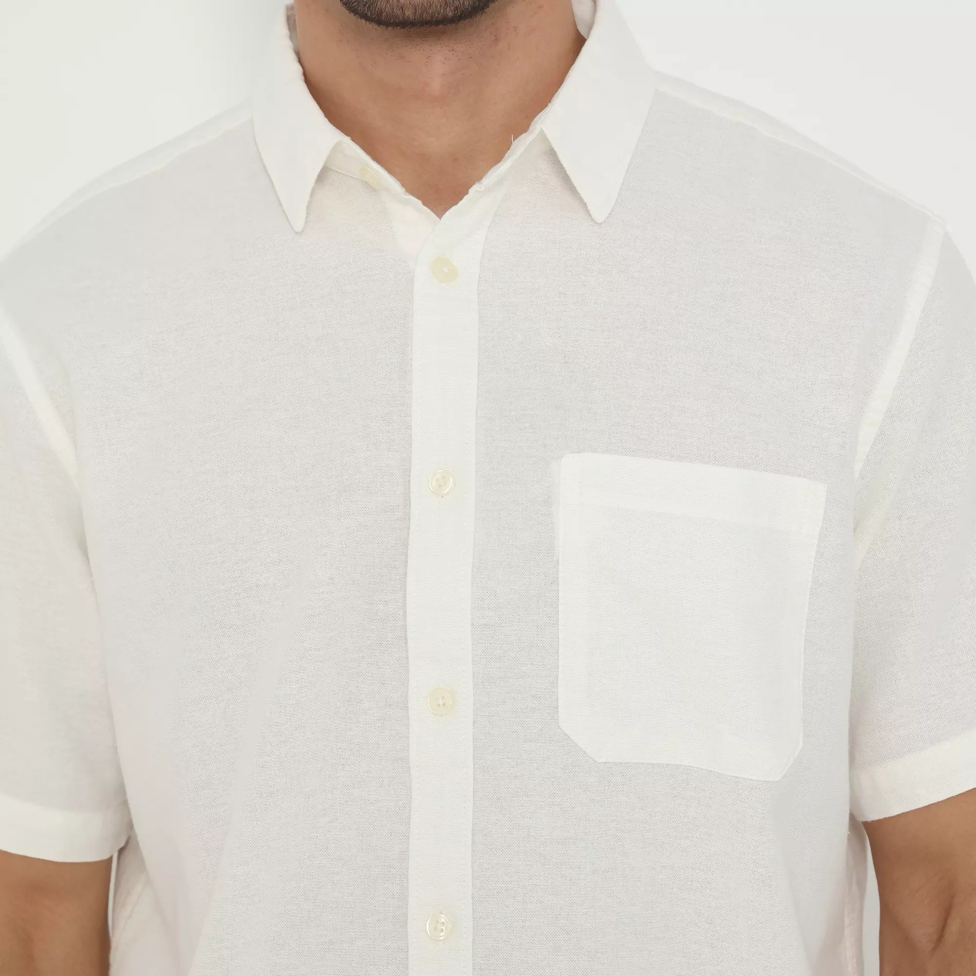 Men & Clo x PLATINI | Kemeja Pria Basic Polos Lengan Pendek Katun White 1090 