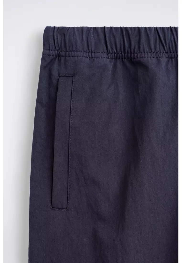 ELASTICATED RELAXED-FIT BARREL-LEG TROUSERS