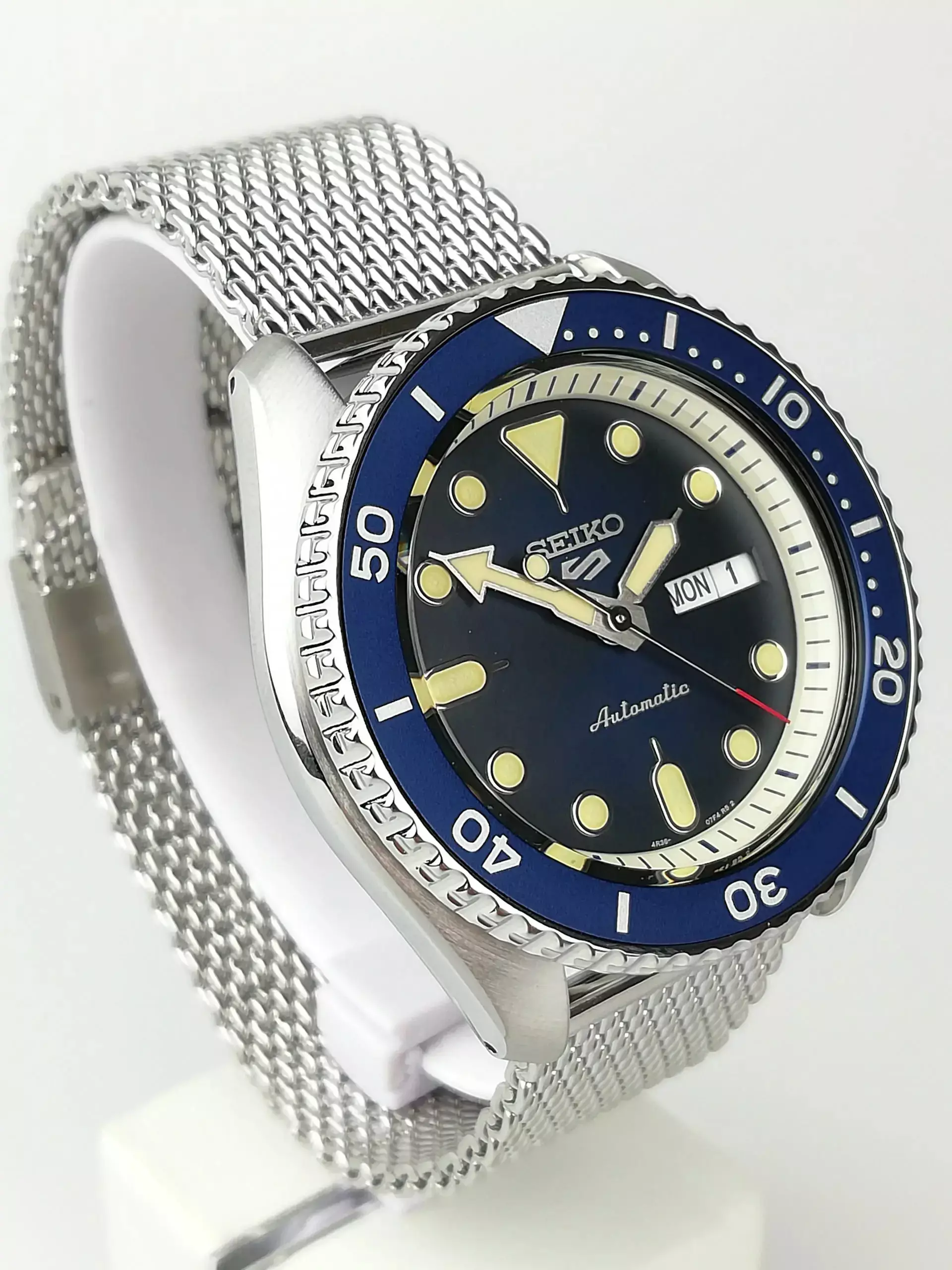 Jam Tangan Pria Seiko 5 SRPD71K1 SKX Strap Stainless Steel Silver Sport Style Automatic Silver Blue Color