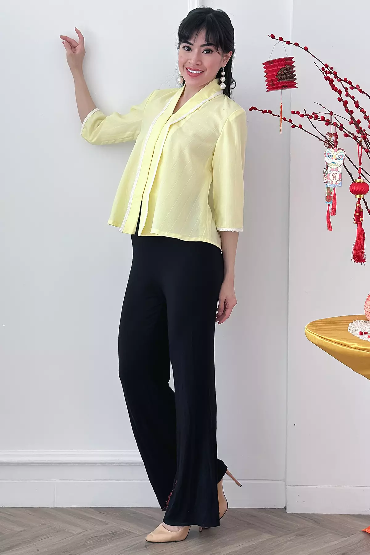 Menik Renda Kuning Kebaya