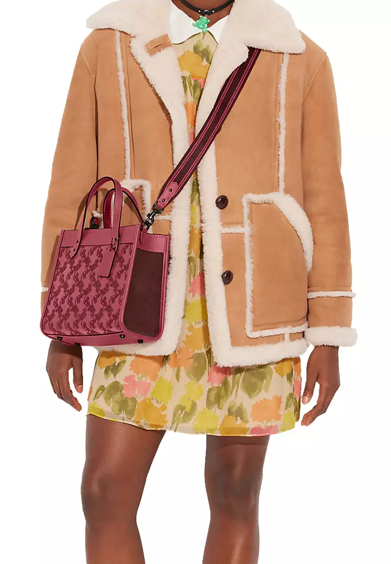 Field Tote Bag 22 With Horse And Carriage in Rouge CD750