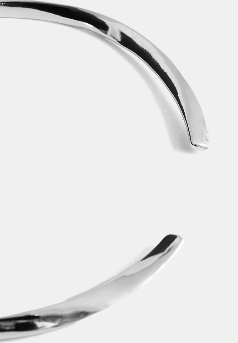 Rigid Choker Necklace