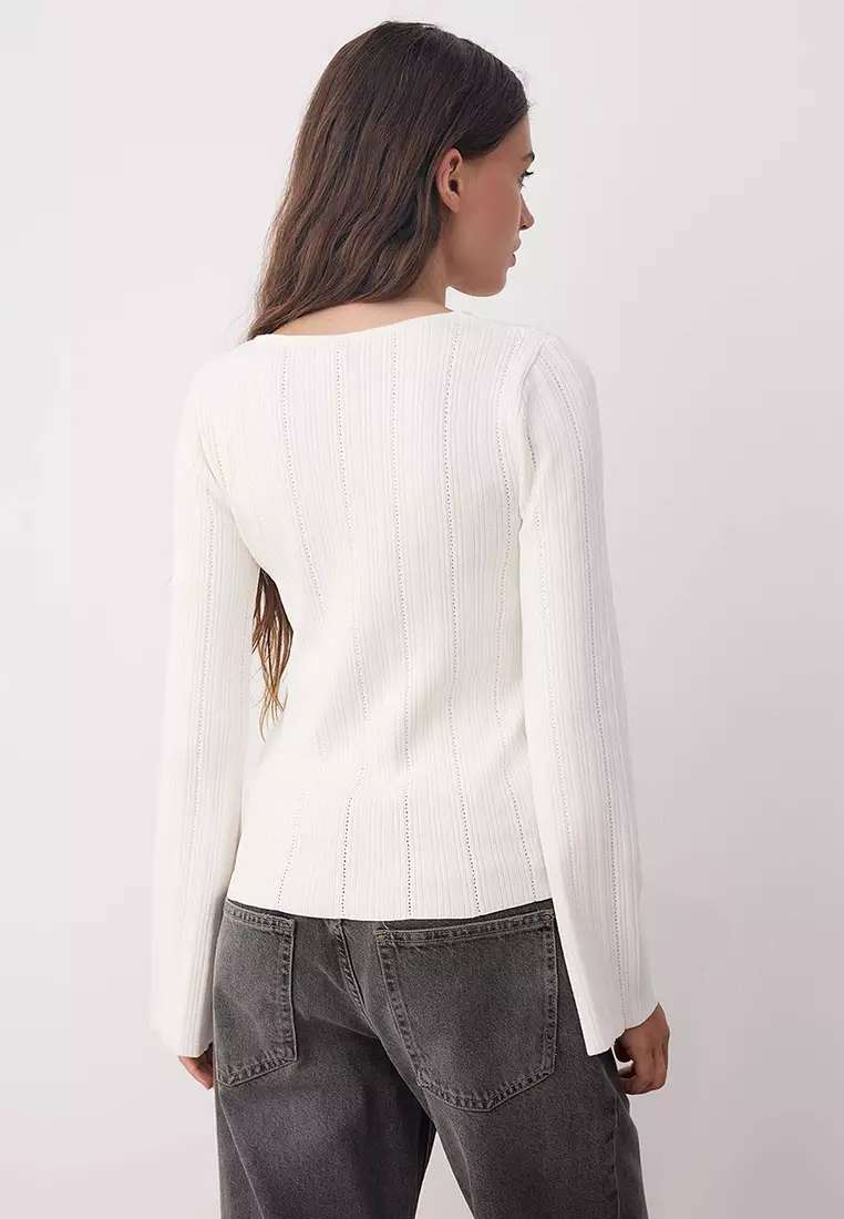 Ecru Fitted/Fits Body Spanish Sleeve Thin Knit Sweater