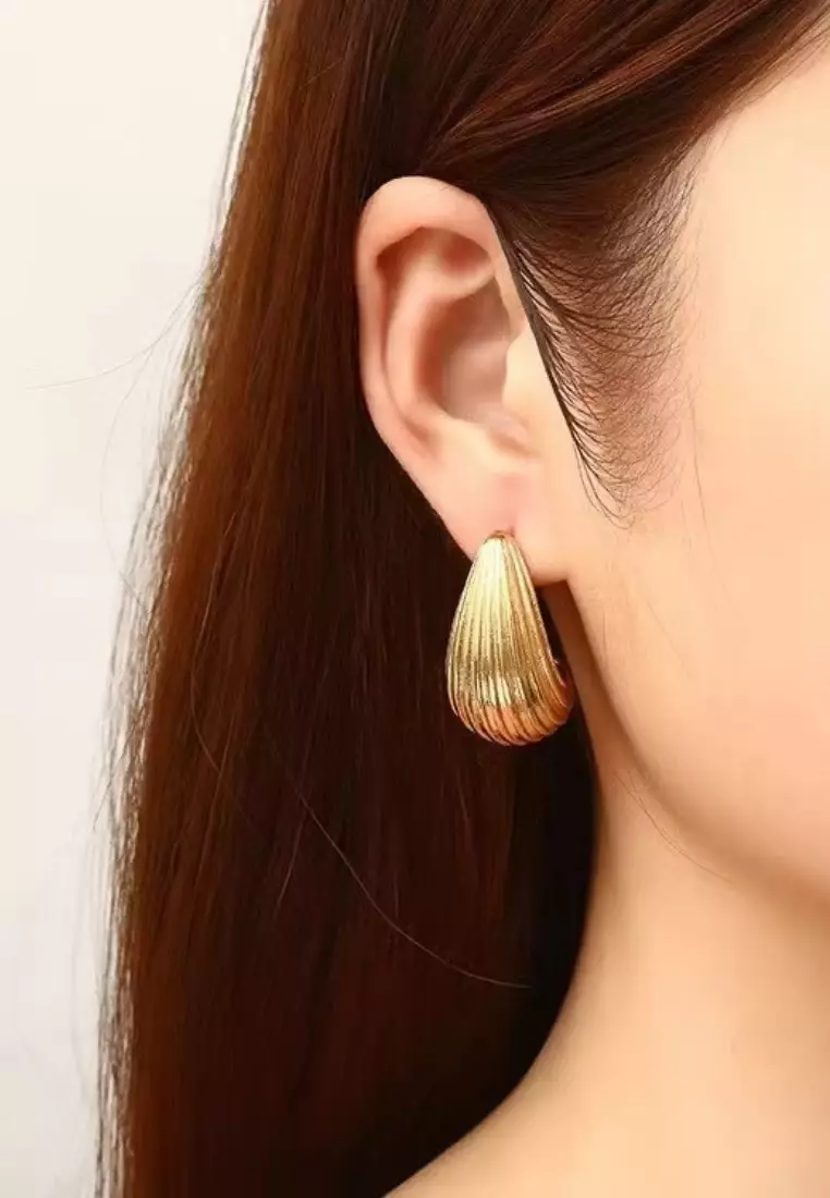 Dorine Sculptural Drop Earrings in Gold